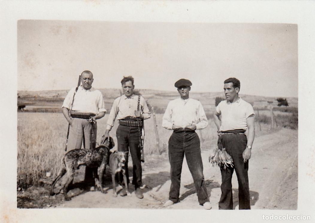 Fotograf&iacute;a antigua: Caza. Cazadores con sus perros y sus escopetas. A&ntilde;os 40 px