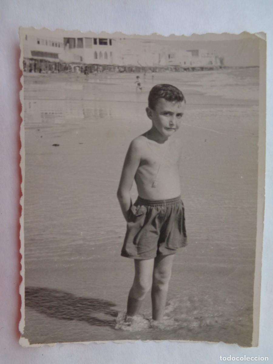 Fotografia antica: FOTO DE NI&Ntilde;O EN BA&Ntilde;ADOR EN LA PLAYA