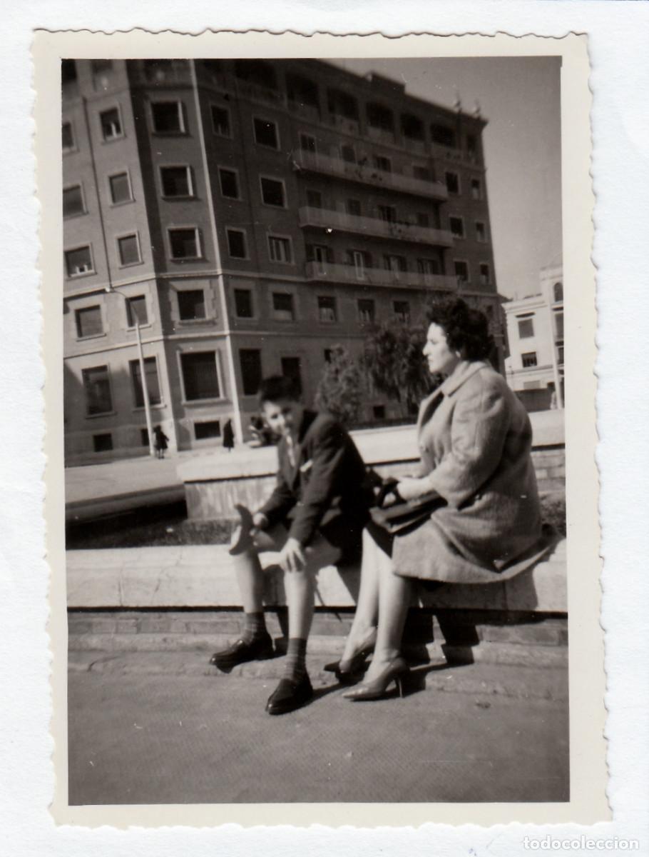 Fotografia antiga: Madre con su hijo en la Avenida del Rey Jaime I de Castell&oacute;n. A&ntilde;os 60 vy