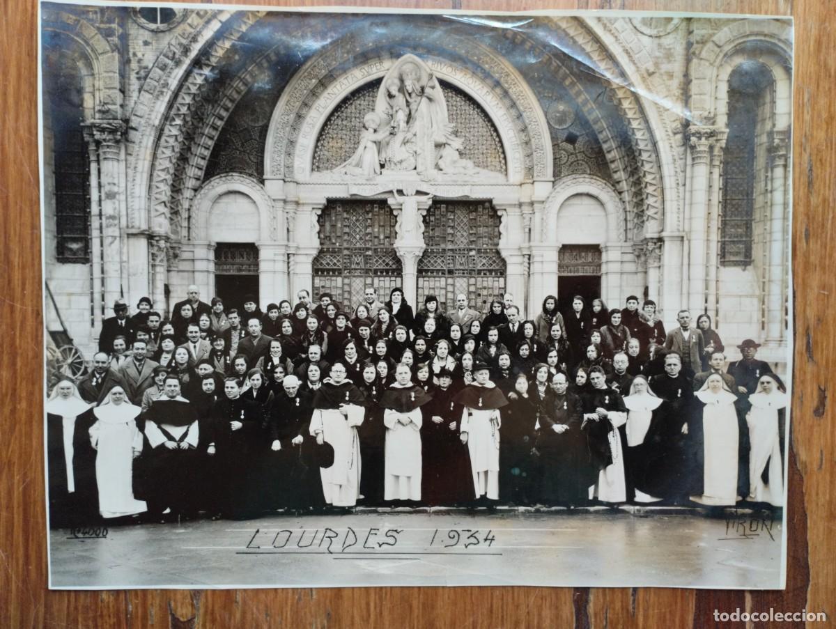 Fotografia antiga: Fotograf&iacute;a antigua de congregaci&oacute;n de religiosos y fieles en Lourdes en 1934