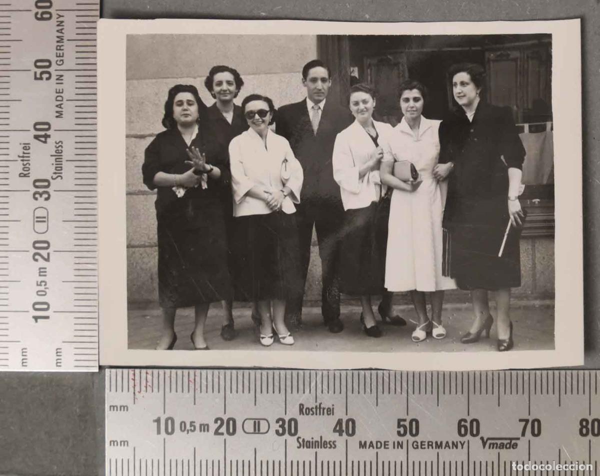 Fotografia antica: FOTOGRAFIA. GRUPO DE MUJERES EN LA CALLE HACIA 1950