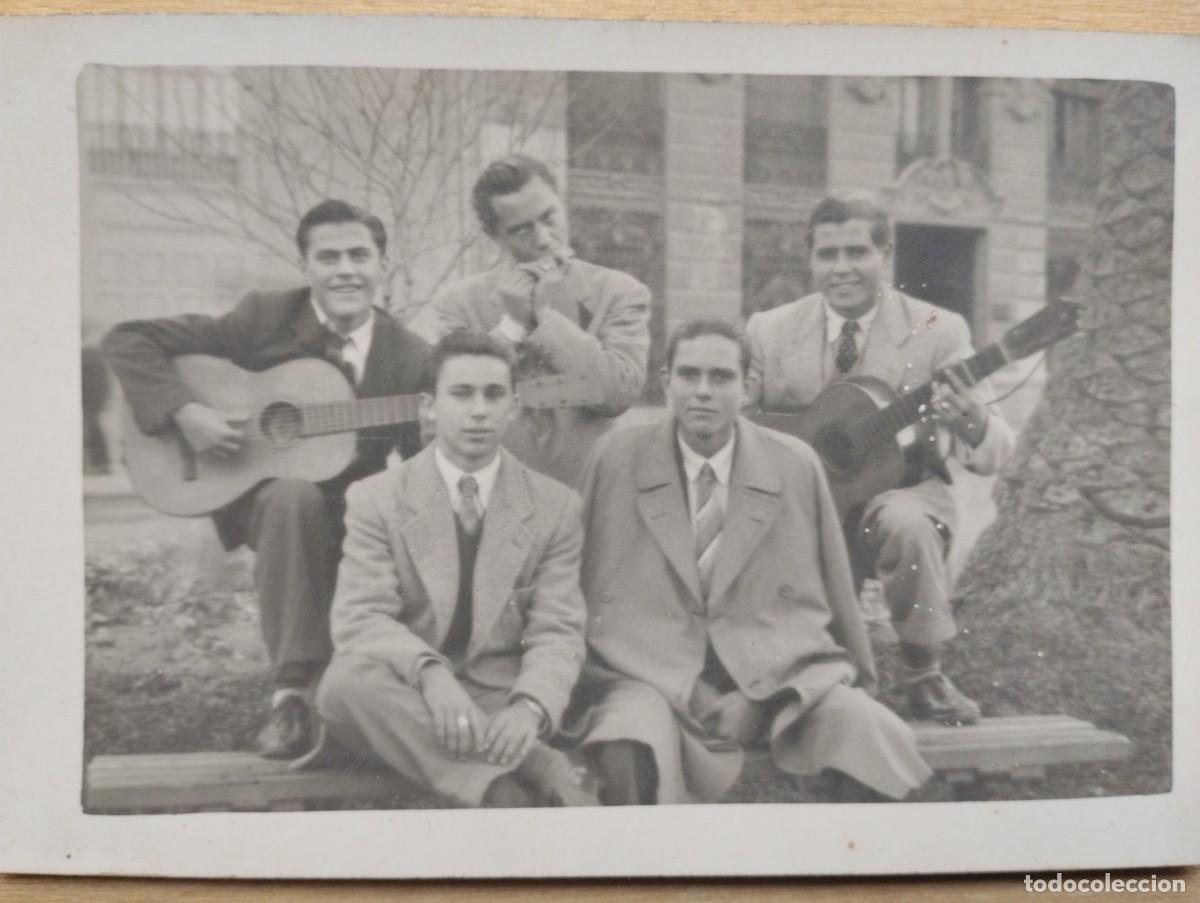 Photographie ancienne: Fotograf&iacute;a antigua de minutero de grupo de j&oacute;venes con instrumentos: guitarra y harm&oacute;nica. A&ntilde;os 50