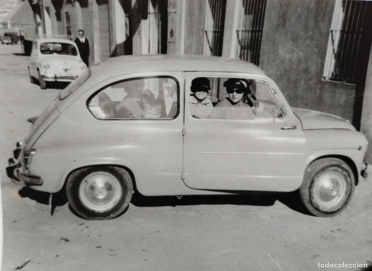 Fotograf&iacute;a antigua: Fotograf&iacute;a antigua de SEAT 600 con puertas suicidas o mirabragas