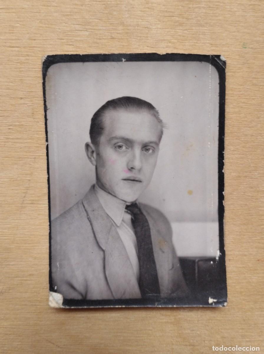 Fotograf&iacute;a antigua: Fotograf&iacute;a antigua de fotomat&oacute;n de semiperfil de un joven hombre con con corbata