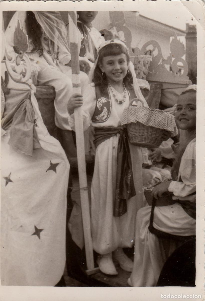 Alte Fotografie: Ni&ntilde;a media luna en el vestido. Carroza desfile Moros y Cristianos, Alcoy? A&ntilde;os 50 px