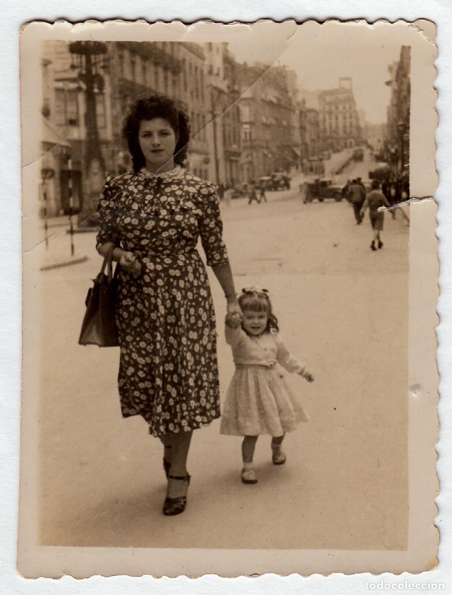 Fotograf&iacute;a antigua: Minutero. Dama con su ni&ntilde;a. Coche antiguo, vista calle, comercios. Foto Vila Vigo. A&ntilde;os 40 vy