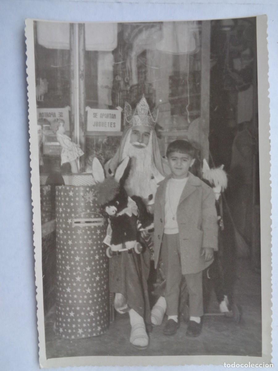 Fotograf&iacute;a antigua: MINUTERO DE FOTOGRAFO DE NAVIDAD : NI&Ntilde;O CON REY MAGO Y JUGUETES ... 11,5 X 17 CM