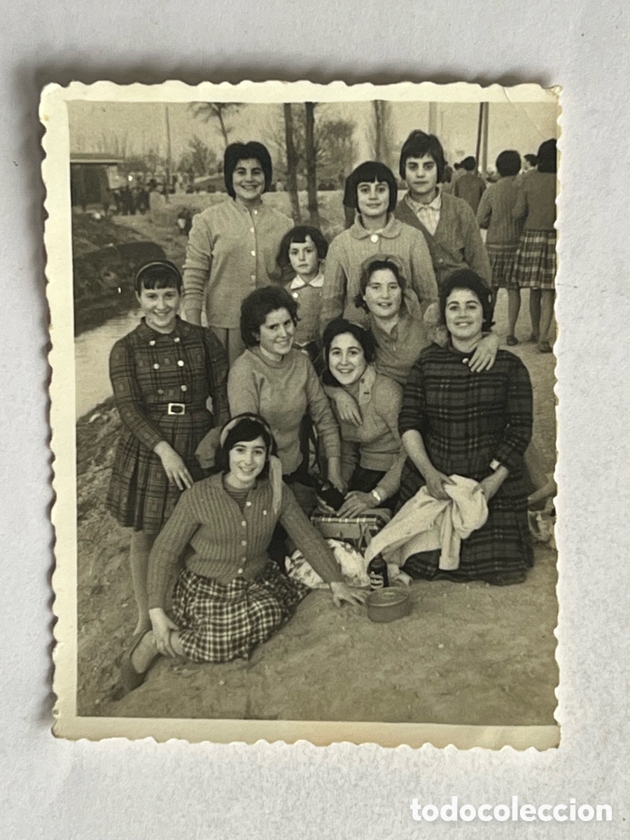 Fotograf&iacute;a antigua: VALENCIA MINUTEROS.. Fotograf&iacute;a Jovencitas celebrando La Pascua con Cerveza Mahou.. (h.1960?)