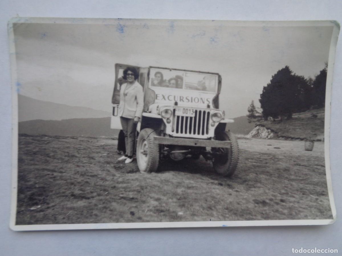 Fotograf&iacute;a antigua: FOTO DE MUJER Y COCHE JEEP DE EPOCA. COLL DE LA BOTELLA ( ANDORRA ) , 1966