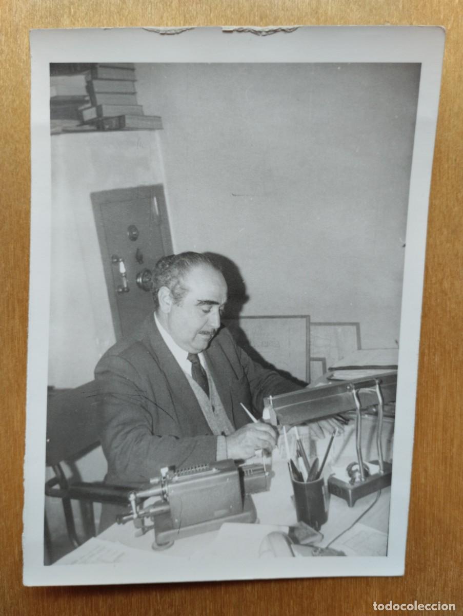 Fotograf&iacute;a antigua: Fotograf&iacute;a antigua de un hombre en un despacho u oficina con caja fuerte