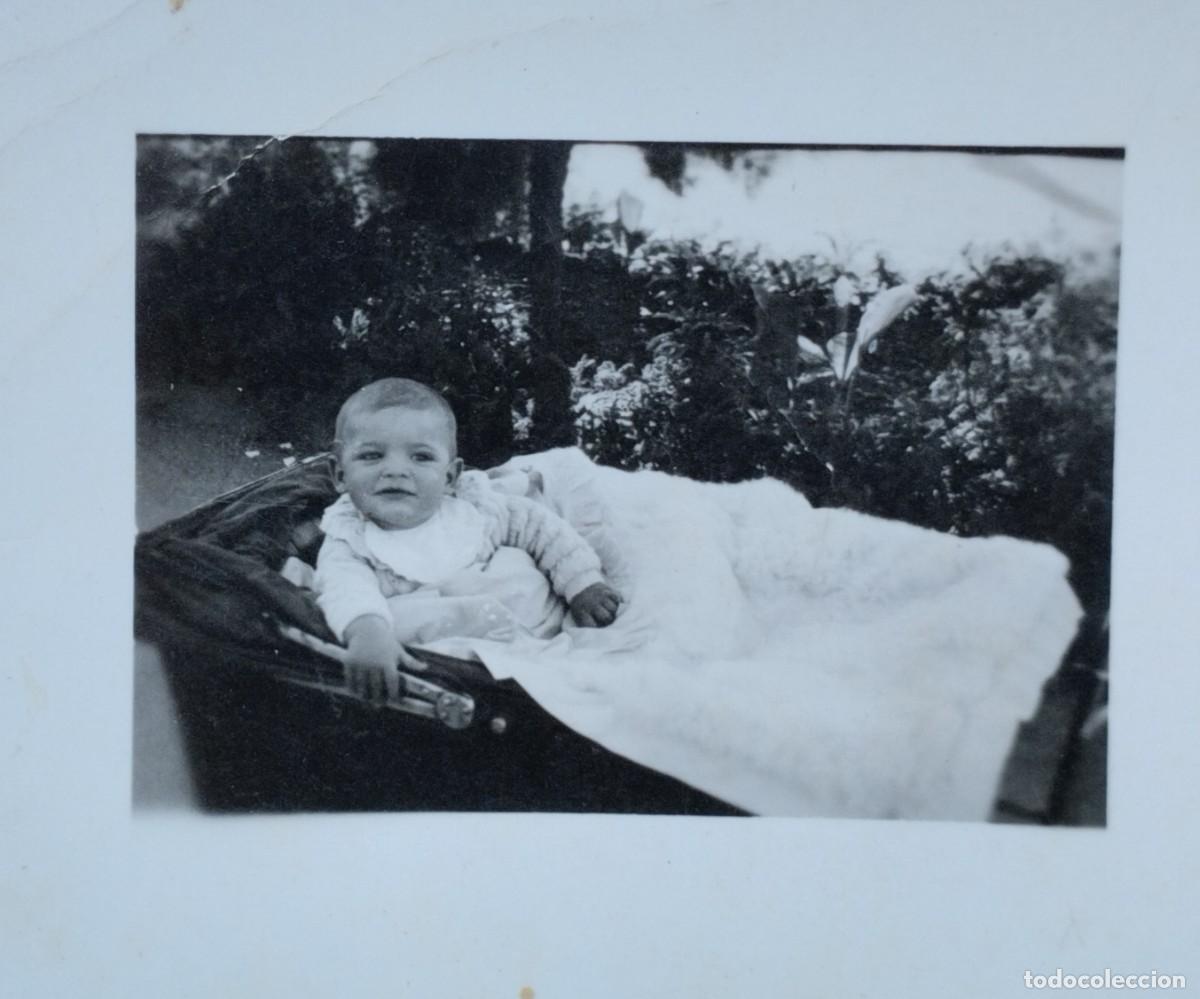 Fotograf&iacute;a antigua: Fotograf&iacute;a antigua del ni&ntilde;o Jes&uacute;s (escrito al dorso) en un carro de beb&eacute;