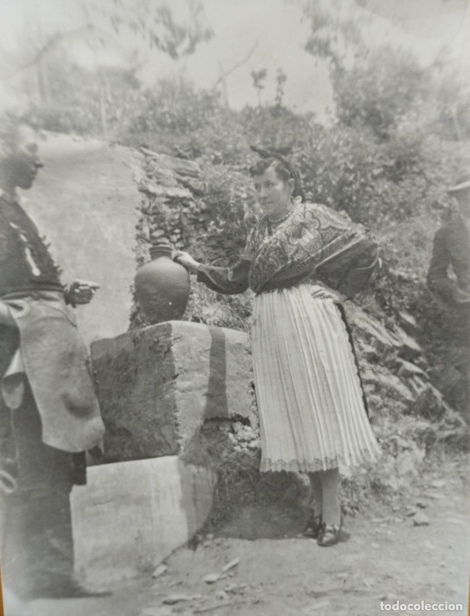 Fotograf&iacute;a antigua: Fotograf&iacute;a antigua costumbrista de una mujer con traje regional y con c&aacute;ntaro en una fuente
