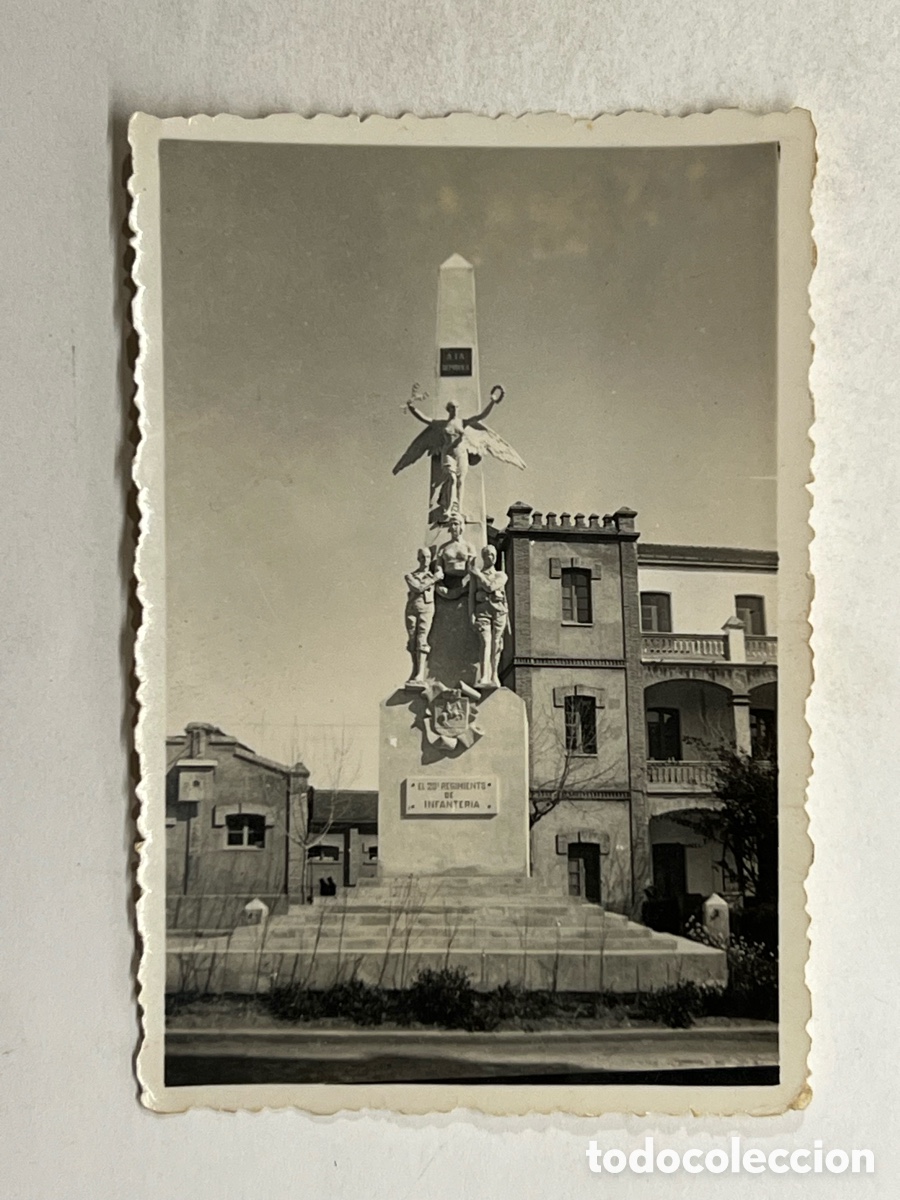Fotograf&iacute;a antigua: INFANTER&Iacute;A, fotograf&iacute;a El 23 Regimiento de Infanter&iacute;a. Estatua y pabellones.. (h.1945?)