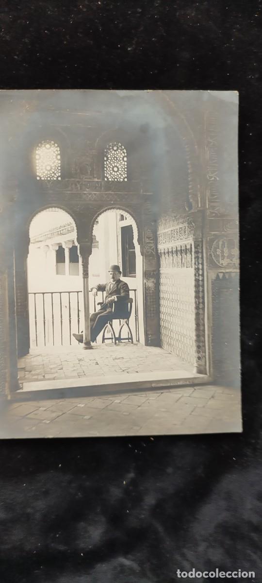 Fotograf&iacute;a antigua: Antigua foto de un se&ntilde;or en uno de los Salones de la Alhambra