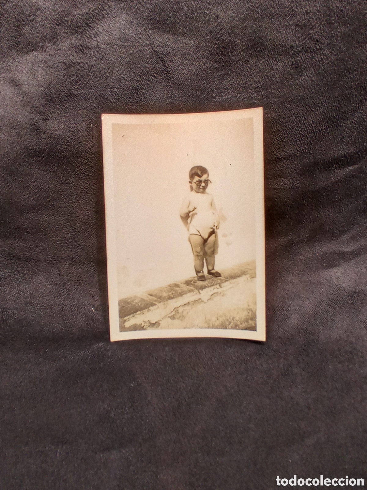Alte Fotografie: ANTIGUA FOTOGRAF&Iacute;A NI&Ntilde;O CON GAFAS GRANDES. 8,8 X 6,1 CM