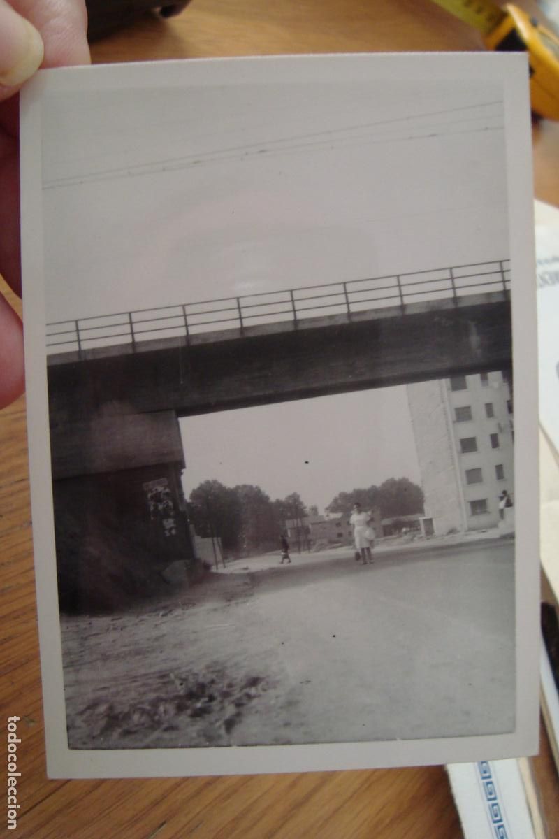 Fotograf&iacute;a antigua: ANTIGUA FOTOGRAFIA PUENTE FERROCARRIL CARRETERA DE GALLECS BARCELONA 1969