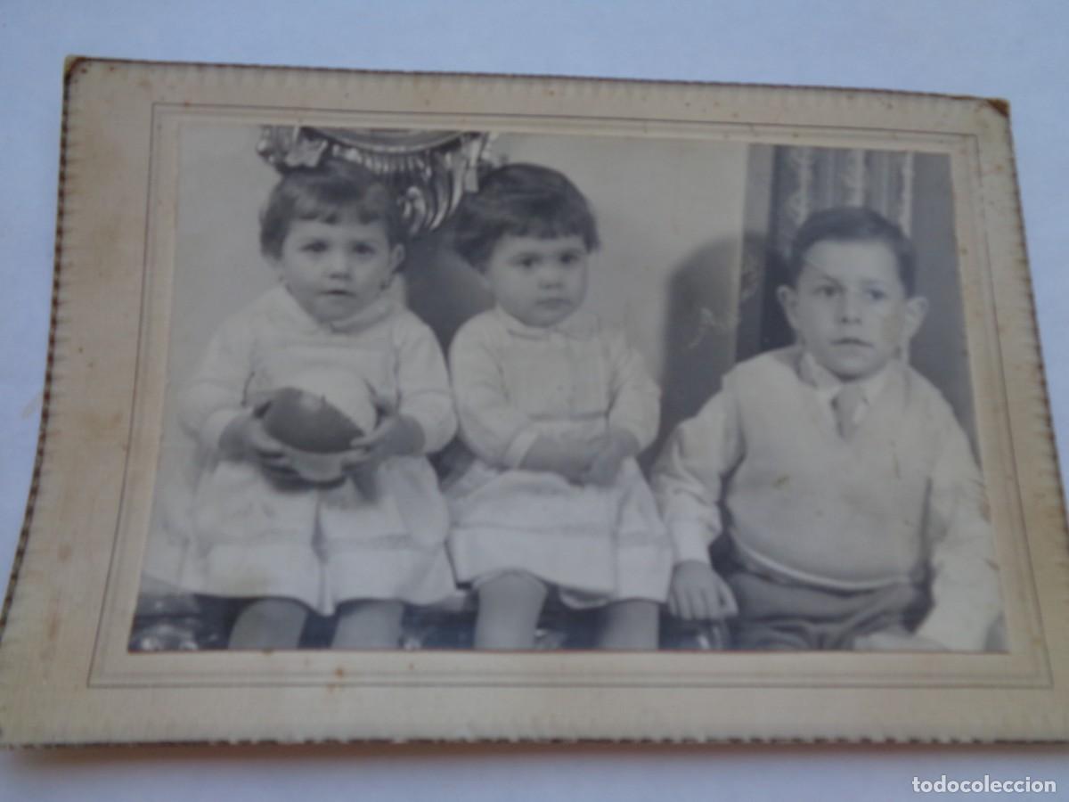 Fotografia antiga: PRECIOSA FOTO DE ESTUDIO DE NI&Ntilde;OS, HERMANOS. NI&Ntilde;A CON PELOTA . DE TERE BARRIOS, BRENES . 1960