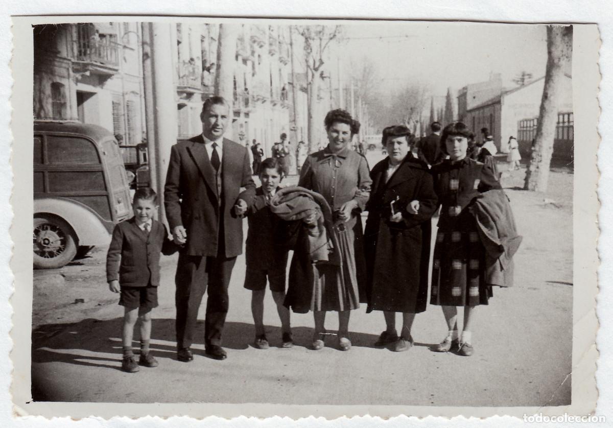 Photographie ancienne: Familia posando en una calle, Castell&oacute;n? Coche antiguo de madera A&ntilde;os 50 vy