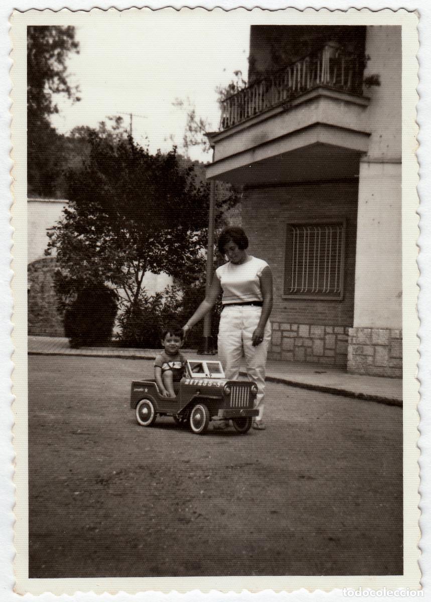 Fotograf&iacute;a antigua: Ni&ntilde;o feliz en su brillante coche de pedales Jeep Willys. A&ntilde;os 60 ic
