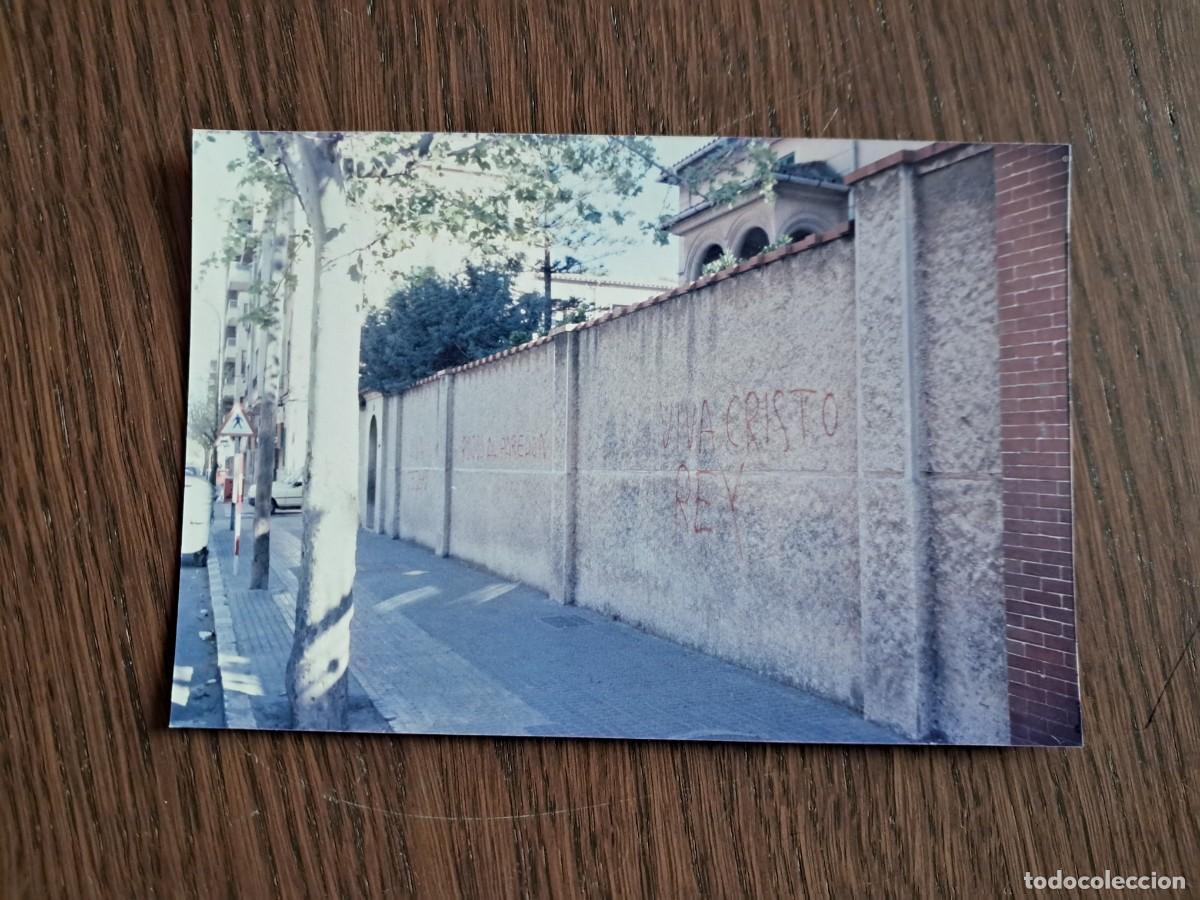 Fotograf&iacute;a antigua: fotograf&iacute;a antigua, con pintadas temas pol&iacute;ticos ....