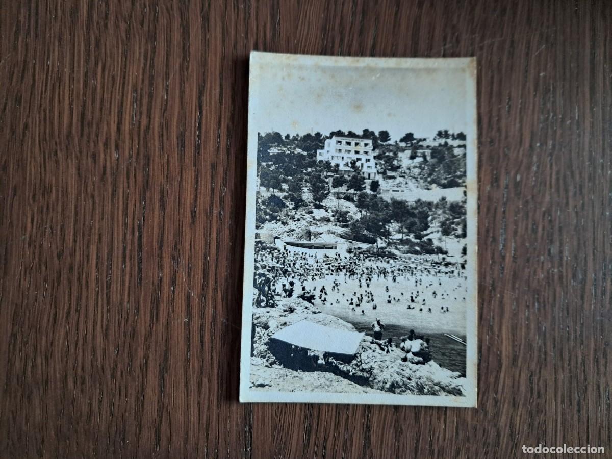 Alte Fotografie: fotograf&iacute;a antigua, playa de Mallorca, con hotel al fondo.