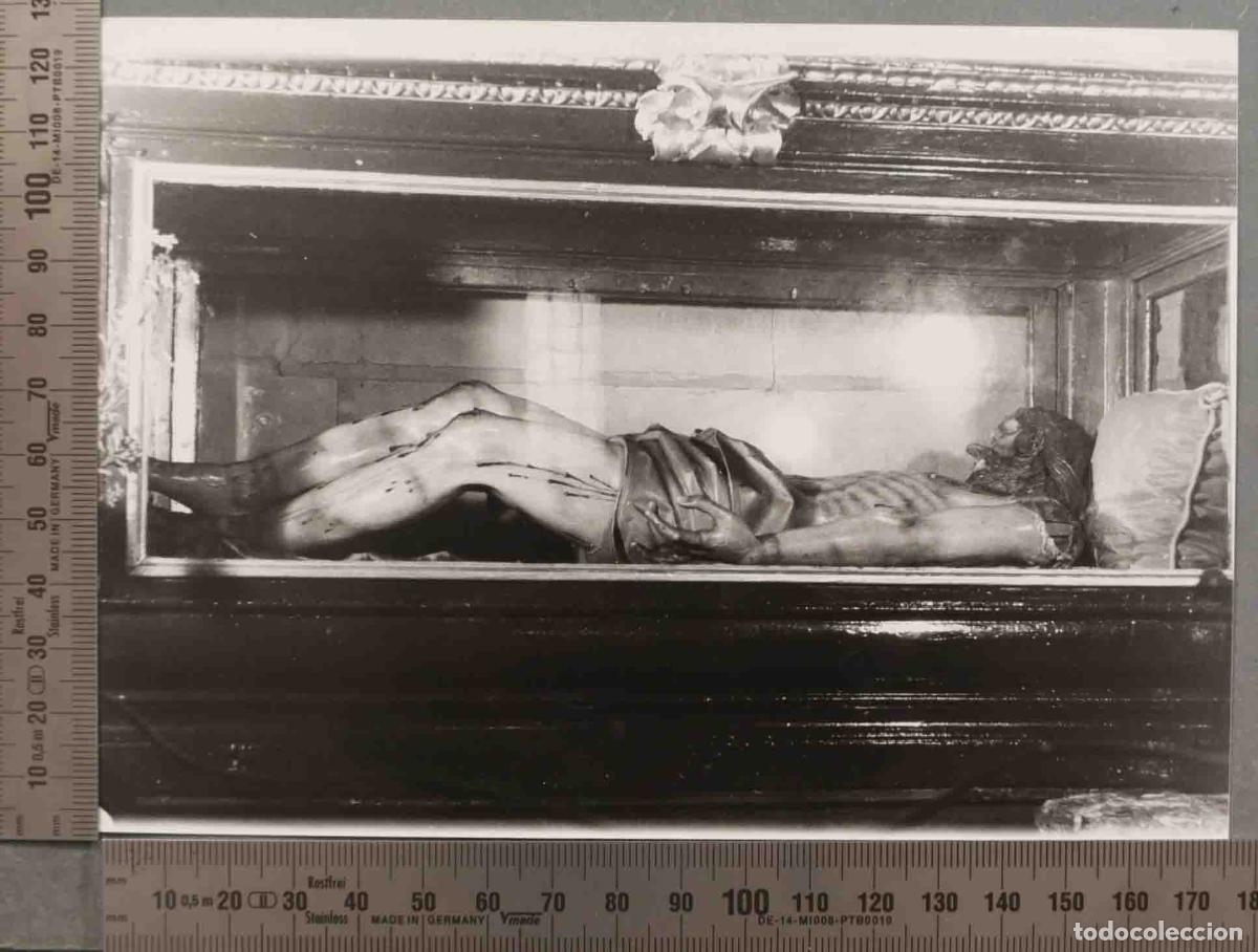 Fotograf&iacute;a antigua: FOTOGRAFIA. CRISTO YACENTE PARROQUIA SAN MIGUEL CUELLAR HACIA 1970