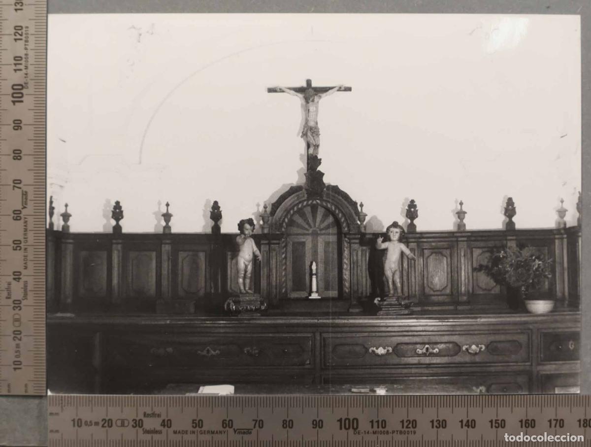 Fotografia antica: FOTOGRAFIA. SACRISTIA IGLESIA SAN ANDRES. NI&Ntilde;O MONTA&Ntilde;ESINO. COMODA. CUELLAR HACIA 1970