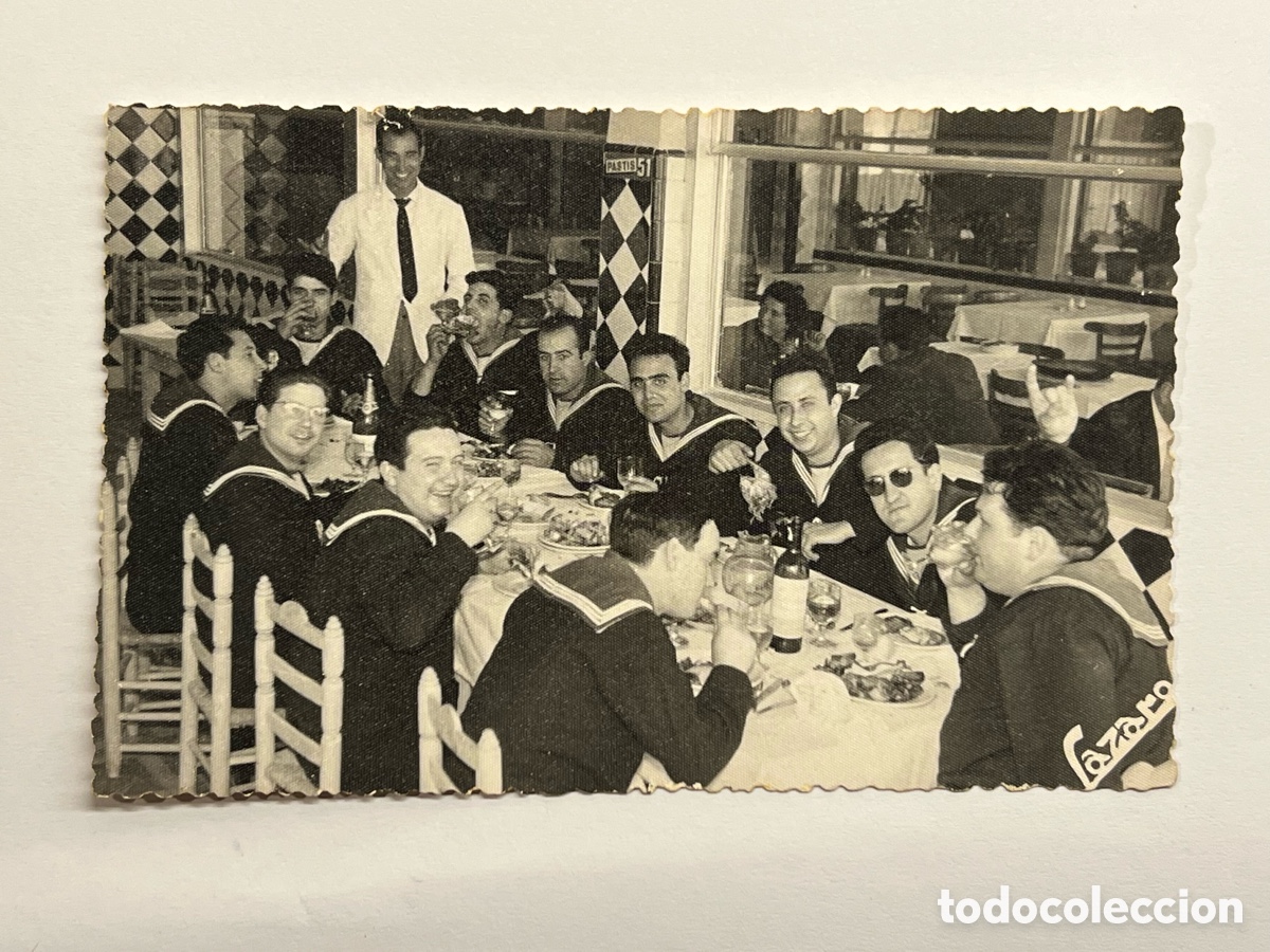 Fotograf&iacute;a antigua: VALENCIA. Infanter&iacute;a de Marina.. Celebrando la licenciatura.. Foto L&aacute;zaro.. La Marcelina ? (h.1960?)