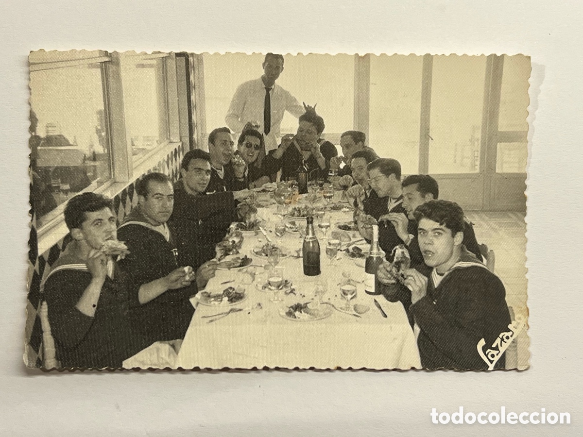 Fotograf&iacute;a antigua: VALENCIA. Infanter&iacute;a de Marina.. Celebrando la licenciatura.. Foto L&aacute;zaro.. La Marcelina ? (h.1960?)