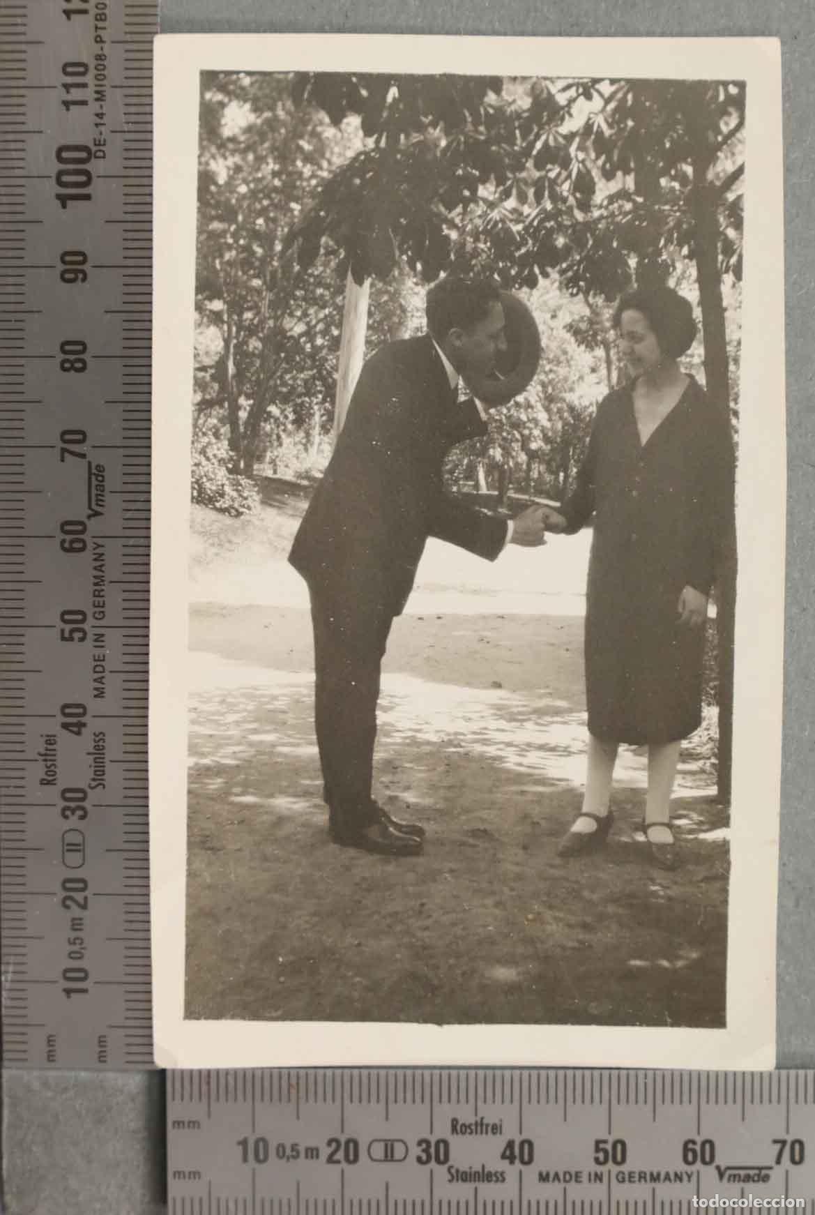 Photographie ancienne: FOTOGRAFIA. SE&Ntilde;OR SALUDANDO A SE&Ntilde;ORA HACIA 1930