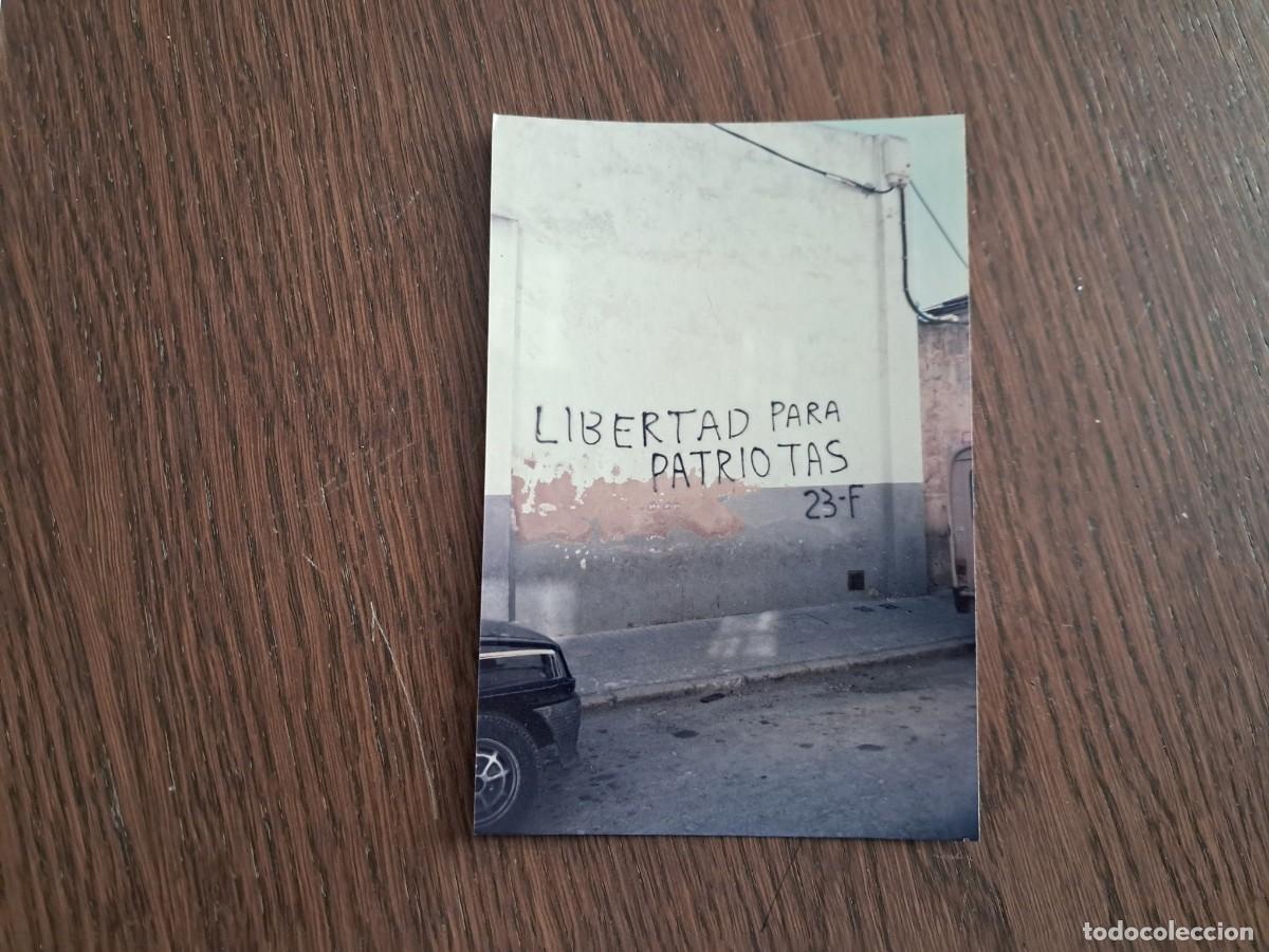 Fotograf&iacute;a antigua: fotograf&iacute;a antigua, con pintadas, temas pol&iacute;ticos .... libertad patriotas 23-f