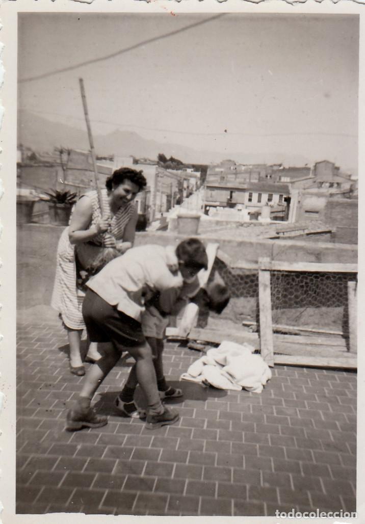 Fotograf&iacute;a antigua: Bromeando. Vista de Castell&oacute;n desde una azotea cerca del puerto. A&ntilde;os 50 vy