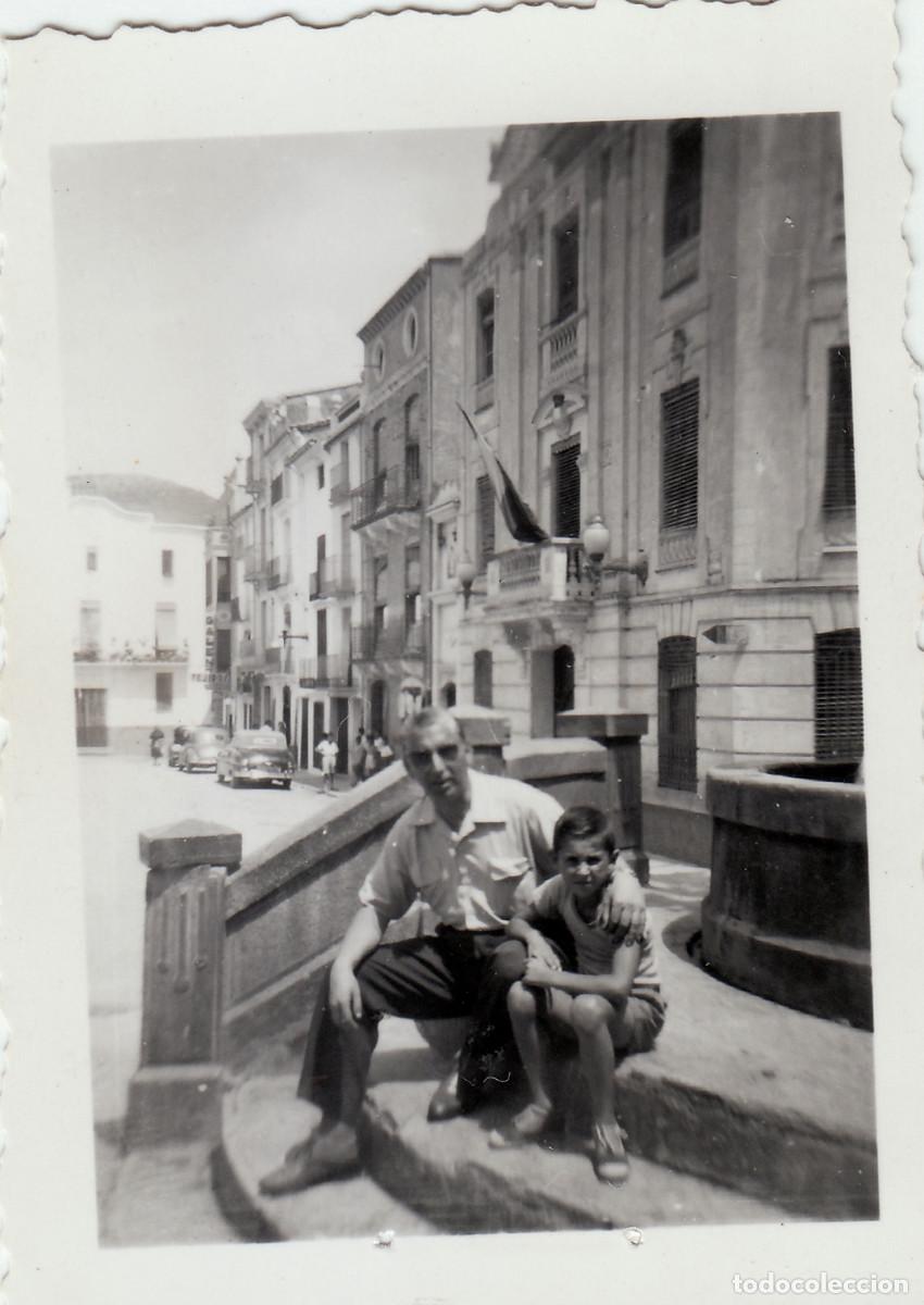 Fotografia antica: 6 bonitas fotos. Plaza con fuente y r&iacute;o de pueblo de Castell&oacute;n?. Tejidos Galent. A&ntilde;os 60 vy