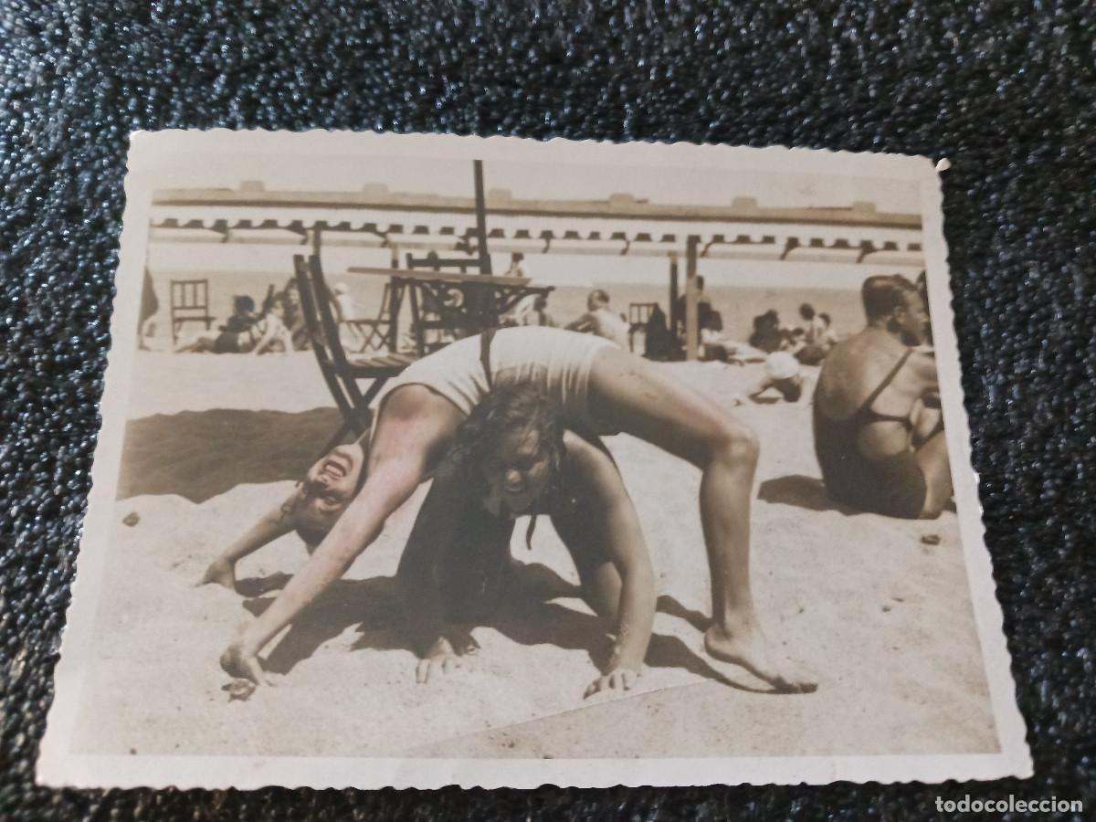 Fotograf&iacute;a antigua: fotografia coloreada en la playa de la barceloneta, nieves y mari jou