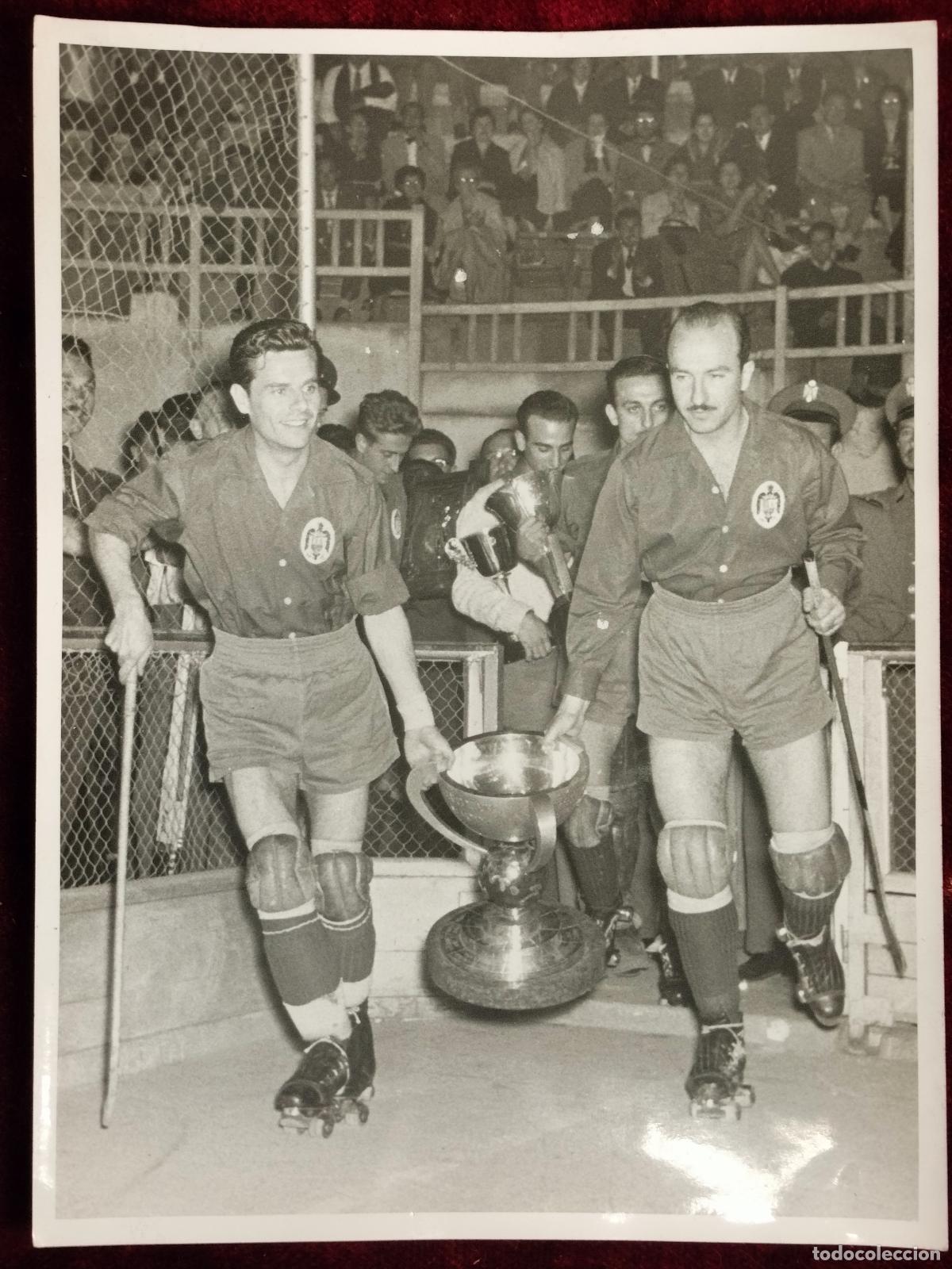 Fotograf&iacute;a antigua: FOTOGRAF&Iacute;A DE LA SELECCI&Oacute;N ESPA&Ntilde;OLA DE HOCKEY SOBRE PATINES. &Eacute;POCA FRANQUISTA. ESPA&Ntilde;A. XX