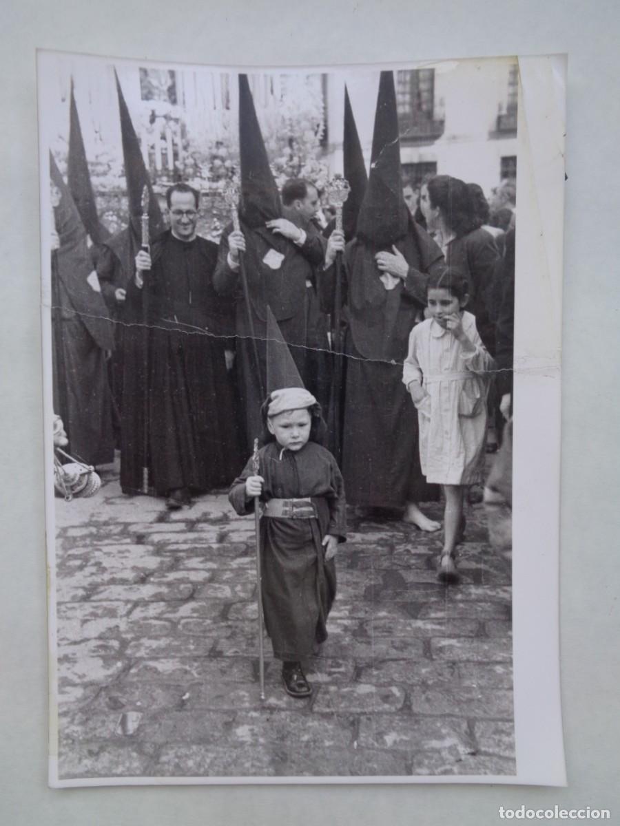 Fotografia antiga: SEMANA SANTA DE SEVILLA : FOTO DE NI&Ntilde;O Y NAZARENOS .. 12,5 X 17,5 CM . LEER DESCRIPCION !