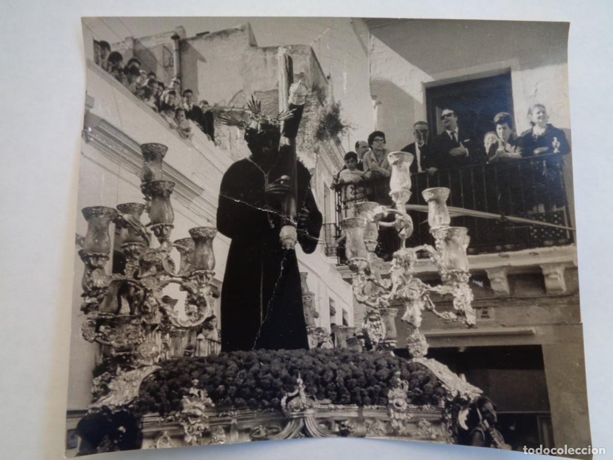 Fotografia antica: SEMANA SANTA DE SEVILLA : FOTO DE PASO DE CRISTO Y SAETA DESDE EL BALCON .. 17,5 X 21,5 CM . LEER !!