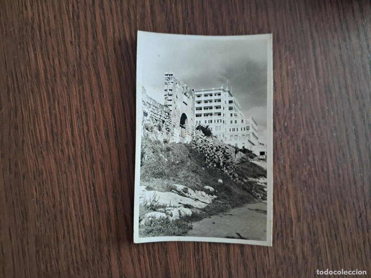 Alte Fotografie: fotograf&iacute;a antigua, edificio junto a ruinas.