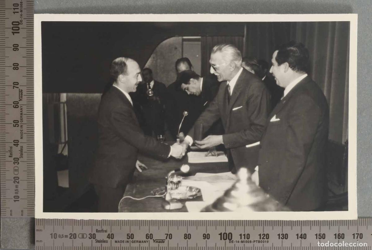 Fotografia antica: FOTOGRAFIA. ELOLA OLASO ENTREGA MEDALLA 1964