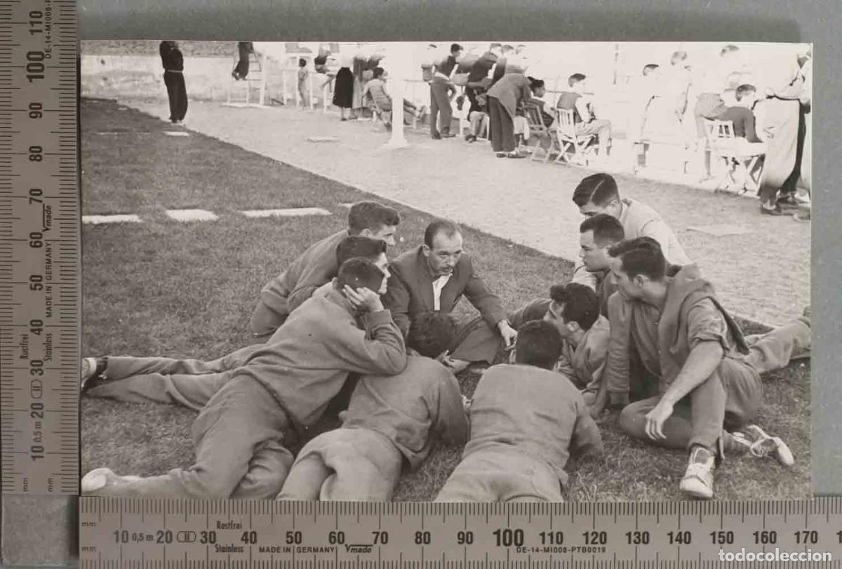 Fotografia antica: FOTOGRAFIA. ENTRENADOR CON JUGADORES DE BALONMANO