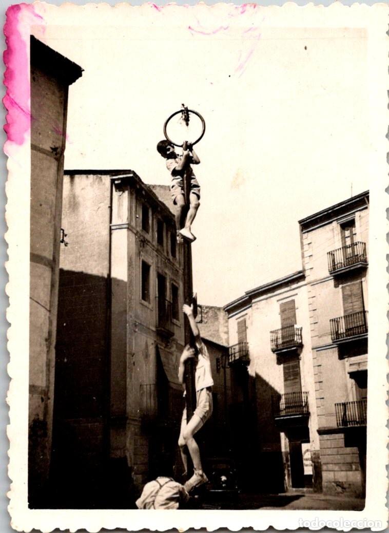 Fotograf&iacute;a antigua: Ma&ccedil;anet de Cabrenys -Sept 1949 -Pla&ccedil;a de la Vila -Escalant la Ma&ccedil;a d'en Rotllan -Fotograf&iacute;a -88x64mm