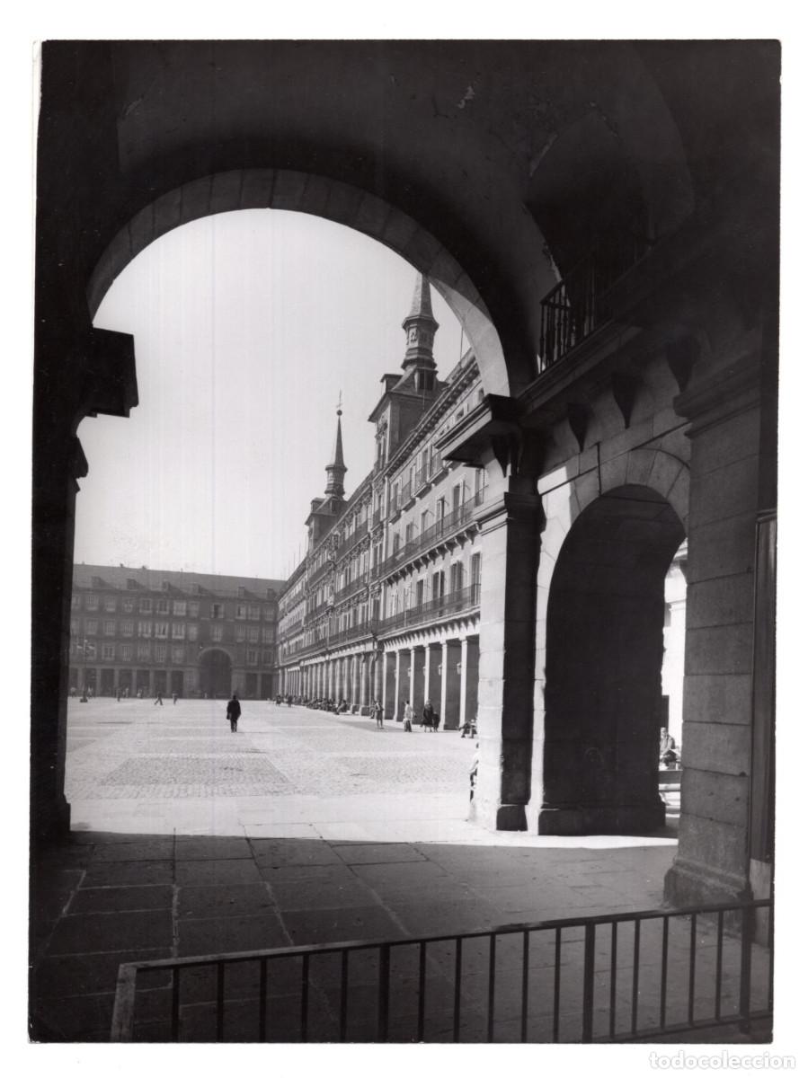 Fotografia antica: MADRID.- PLAZA MAYOR POR EL ARCO DE LA CALLE DE LA SAL. 23X17.