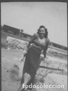 Photographie ancienne: Negativo celuloide. Mujer, dama sonriendo. Detr&aacute;s un tren de mercanc&iacute;as. A&ntilde;os 40-50