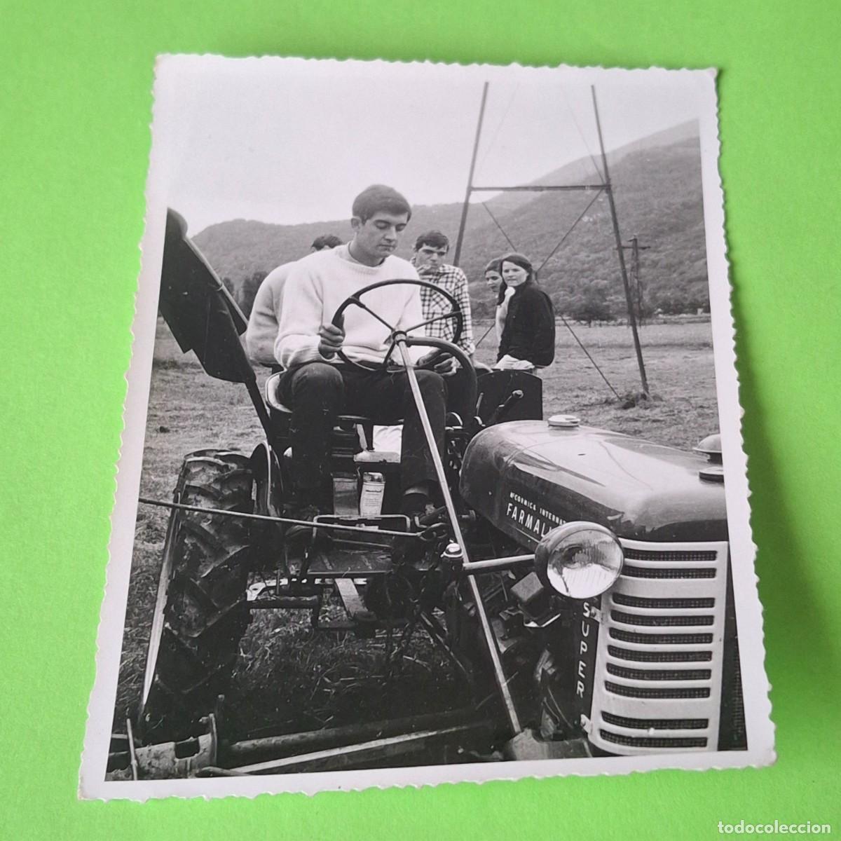 Photographie ancienne: FOTO ANTIGUA CHICO CON TRACTOR MCCORMICK INTERNATIONAL FARMALL SUPER - 9x12