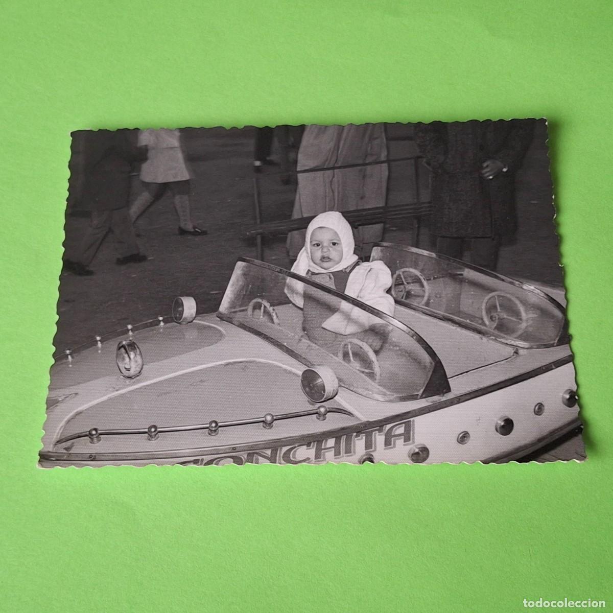 Photographie ancienne: FOTO ANTIGUA NI&Ntilde;O BEBE EN FERIA ATRACCIONES TIOVIVO CARRUSEL PARQUE INFANTIL LANCHA BARCA - 8,5x11,5