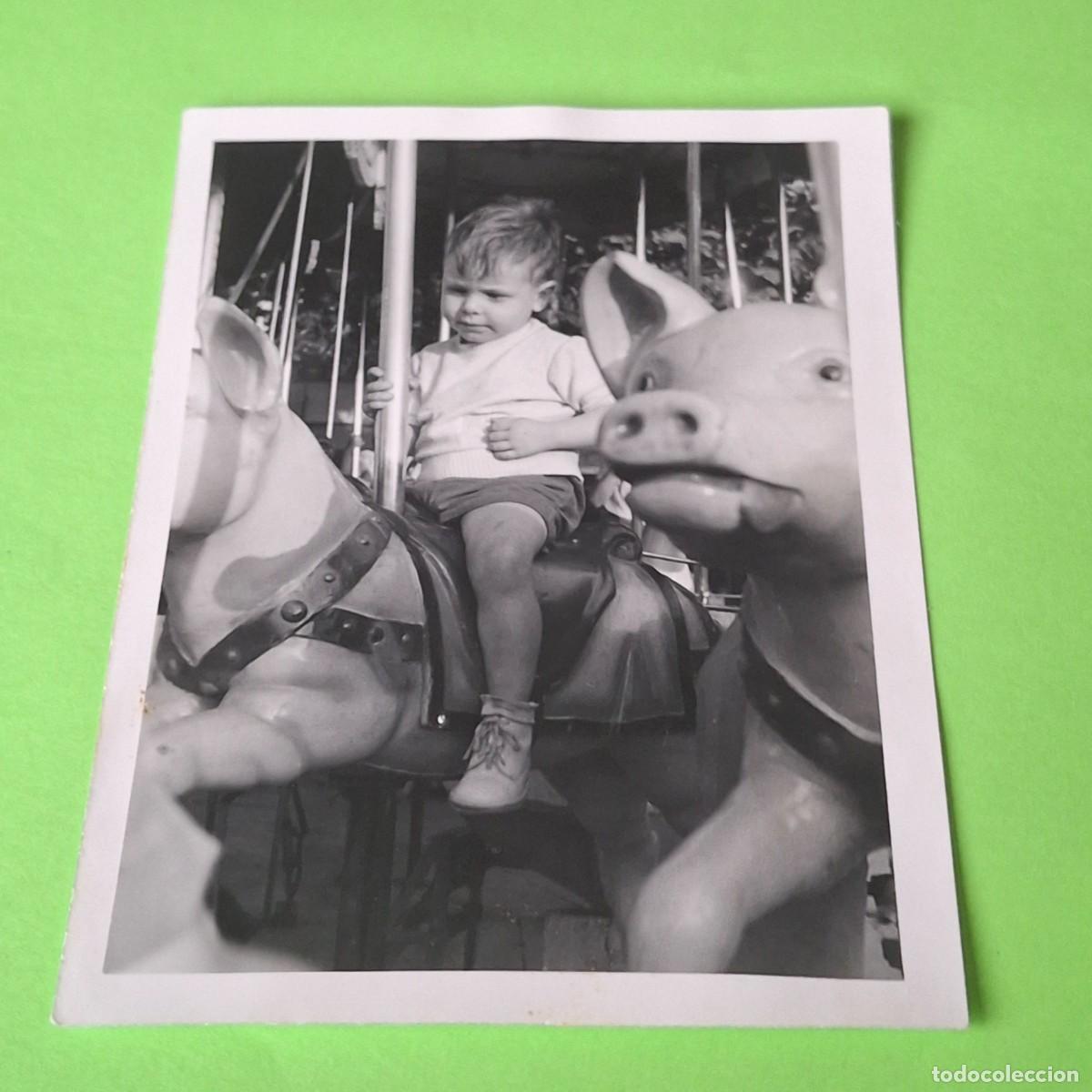 Photographie ancienne: FOTO ANTIGUA NI&Ntilde;O BEBE EN FERIA ATRACCIONES TIOVIVO CARRUSEL PARQUE INFANTIL CERDITO - 9x12