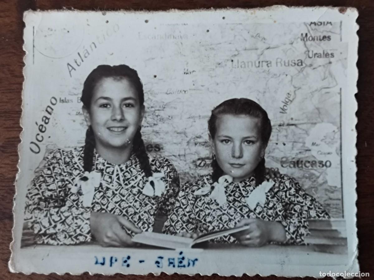 Fotograf&iacute;a antigua: Antigua fotograf&iacute;a hermanas escolares con mapamundi. 6,5 x 8,5 cm.