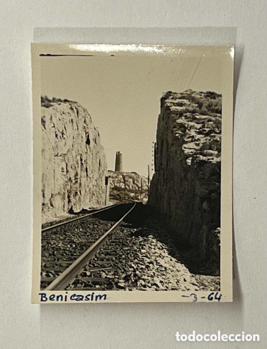 Fotograf&iacute;a antigua: BENICASIM Fotograf&iacute;a Trincheras del Ferrocarril al fondo Torre&oacute;n mirador &aacute;rabe.. (a.1964)