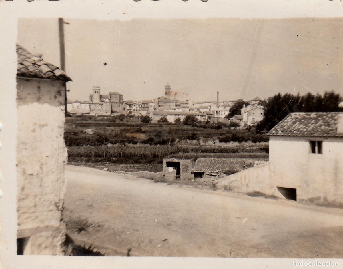 Fotograf&iacute;a antigua: El camino que lleva al pueblo. Al fondo pueblo con campanario e iglesia sin localizar. A&ntilde;os 40 oc