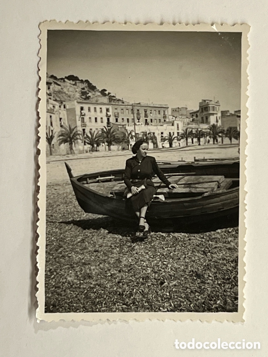 Fotografia antica: DENIA.. ? Fotograf&iacute;a Mujer sentada junto a barca.. paseo mar&iacute;timo.. (h.1945?)
